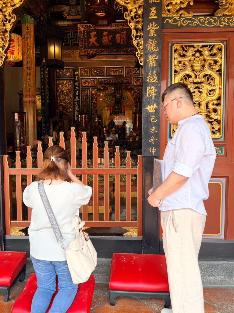 解命師玅曄與苑長於保安宮正殿合影